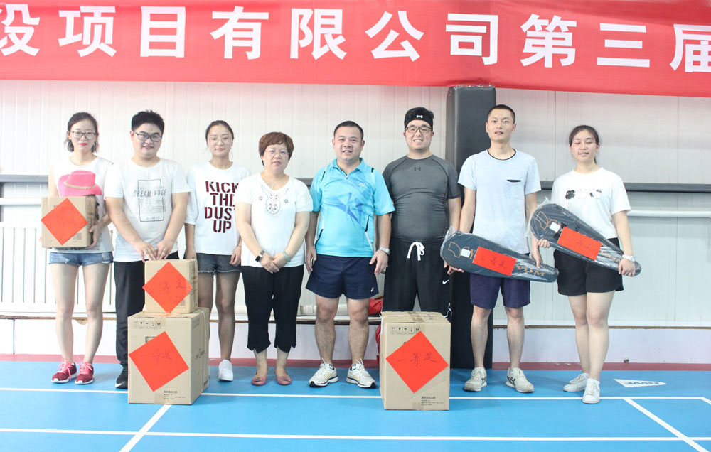 公司領(lǐng)導(dǎo)為男單、女單獲獎(jiǎng)?wù)哳C獎(jiǎng)