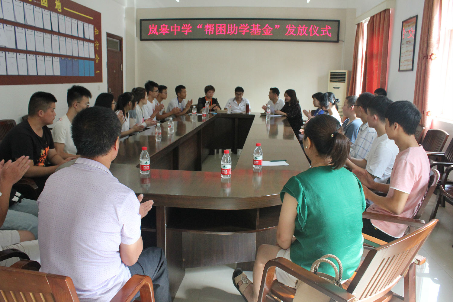 億誠公司&mdash;&mdash;嵐皋中學(xué)幫困助學(xué)活動