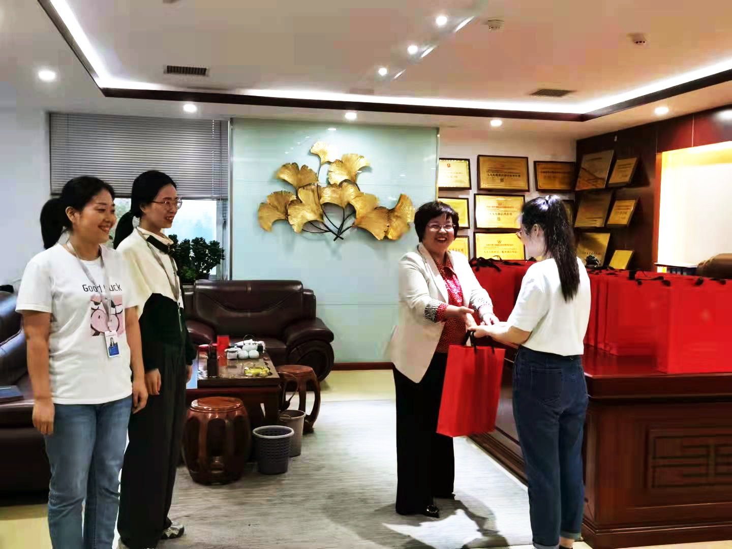 花好月圓,情暖中秋|億誠公司祝大家中秋節快樂! 花好月圓,情暖中秋|億誠公司祝大家中秋節快樂!