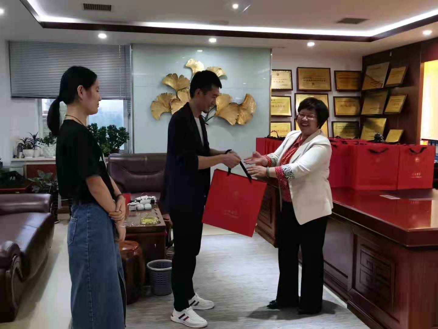 花好月圓,情暖中秋|億誠公司祝大家中秋節快樂! 花好月圓,情暖中秋|億誠公司祝大家中秋節快樂!