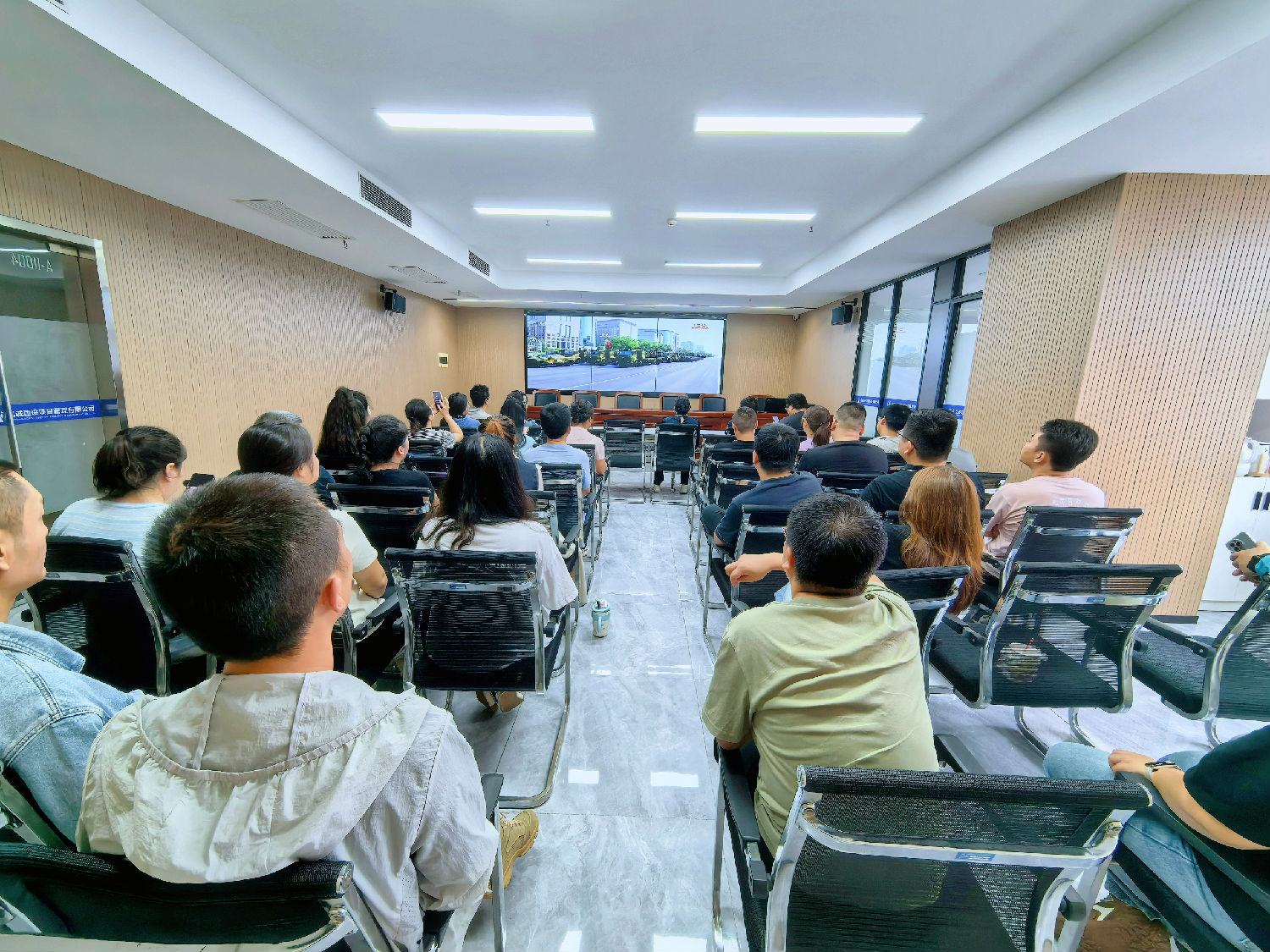 億誠管理組織員工觀看抗戰(zhàn)勝利80周年閱兵儀式直播 億誠管理組織員工觀看抗戰(zhàn)勝利80周年閱兵儀式直播