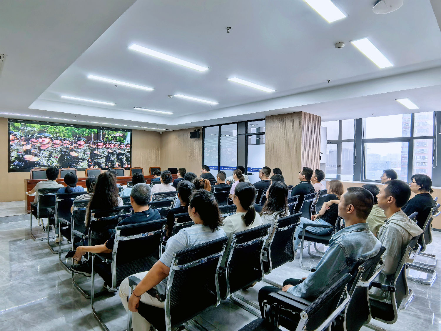 億誠管理組織員工觀看抗戰(zhàn)勝利80周年閱兵儀式直播 億誠管理組織員工觀看抗戰(zhàn)勝利80周年閱兵儀式直播