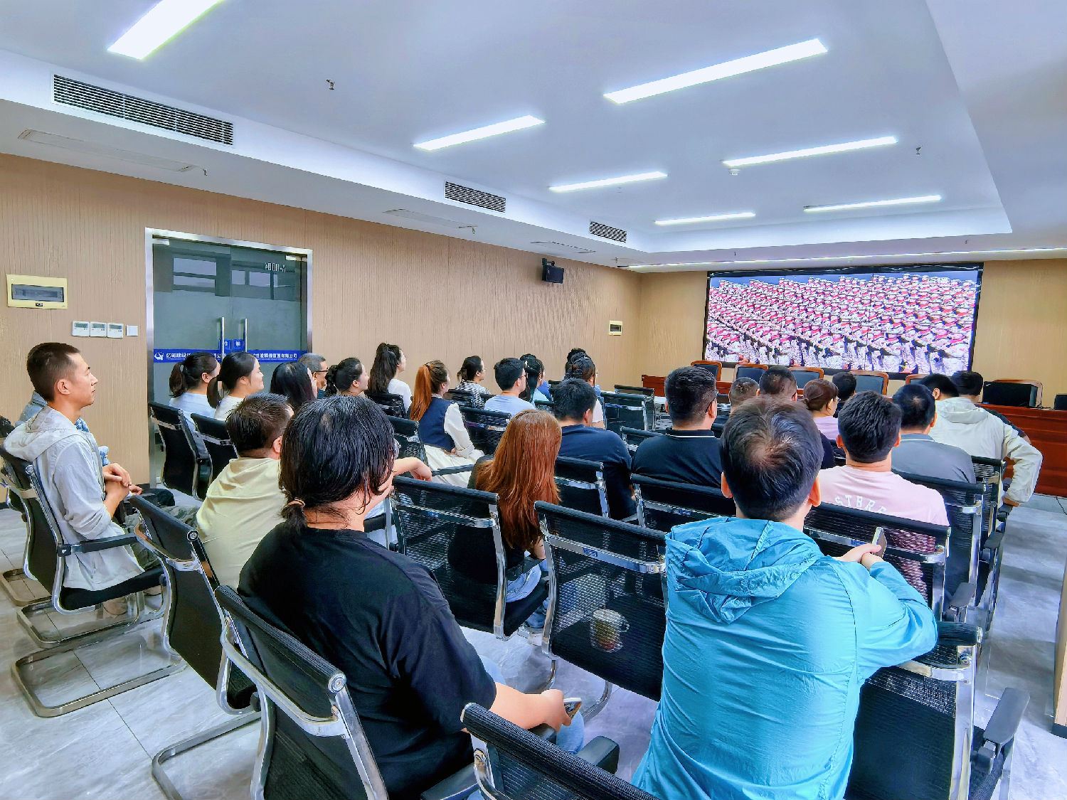 億誠管理組織員工觀看抗戰(zhàn)勝利80周年閱兵儀式直播 億誠管理組織員工觀看抗戰(zhàn)勝利80周年閱兵儀式直播
